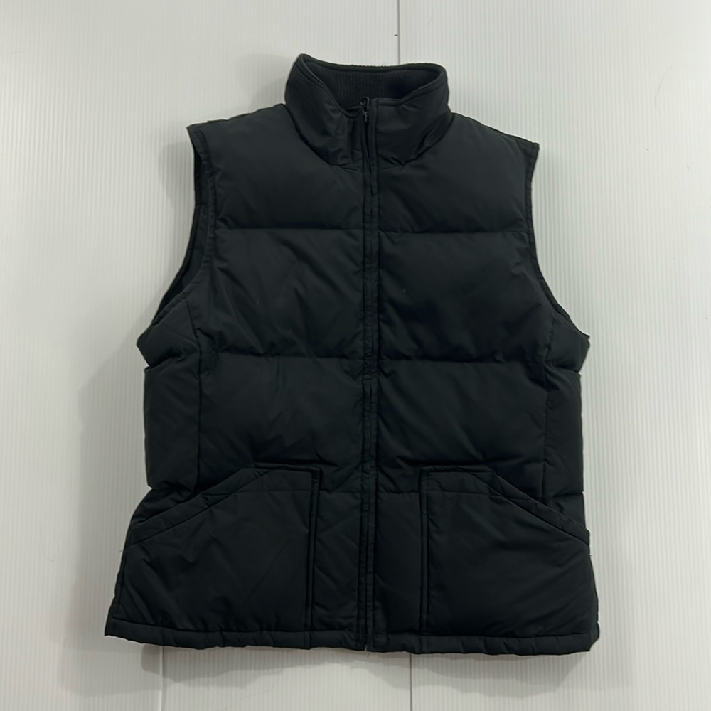 400. Women’s Old Navy Black Puffer Vest (M)